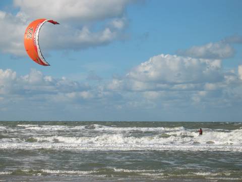 Kitesurfing.jpg