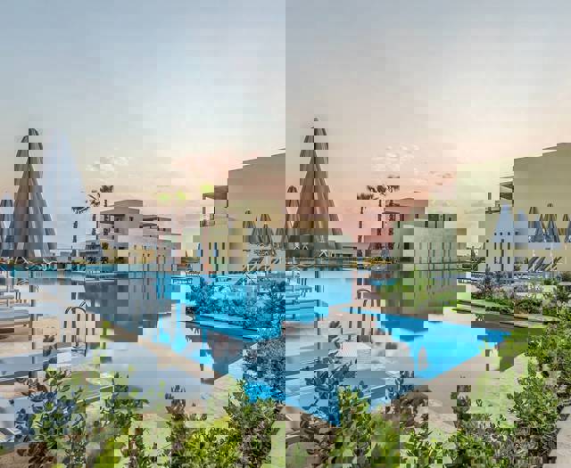 Sharing Pool Roomssuites5